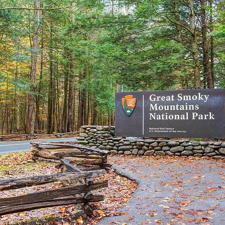 Downtown Delight, 2 Bedrooms, Pool, Hot Tub, Sleeps 6 Gatlinburg Bagian luar foto