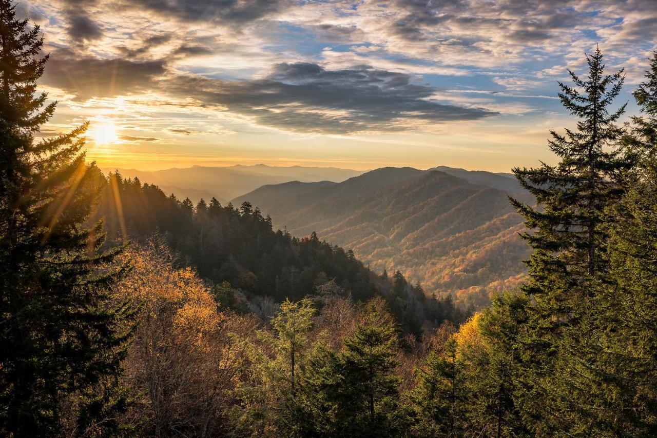 Downtown Delight, 2 Bedrooms, Pool, Hot Tub, Sleeps 6 Gatlinburg Bagian luar foto